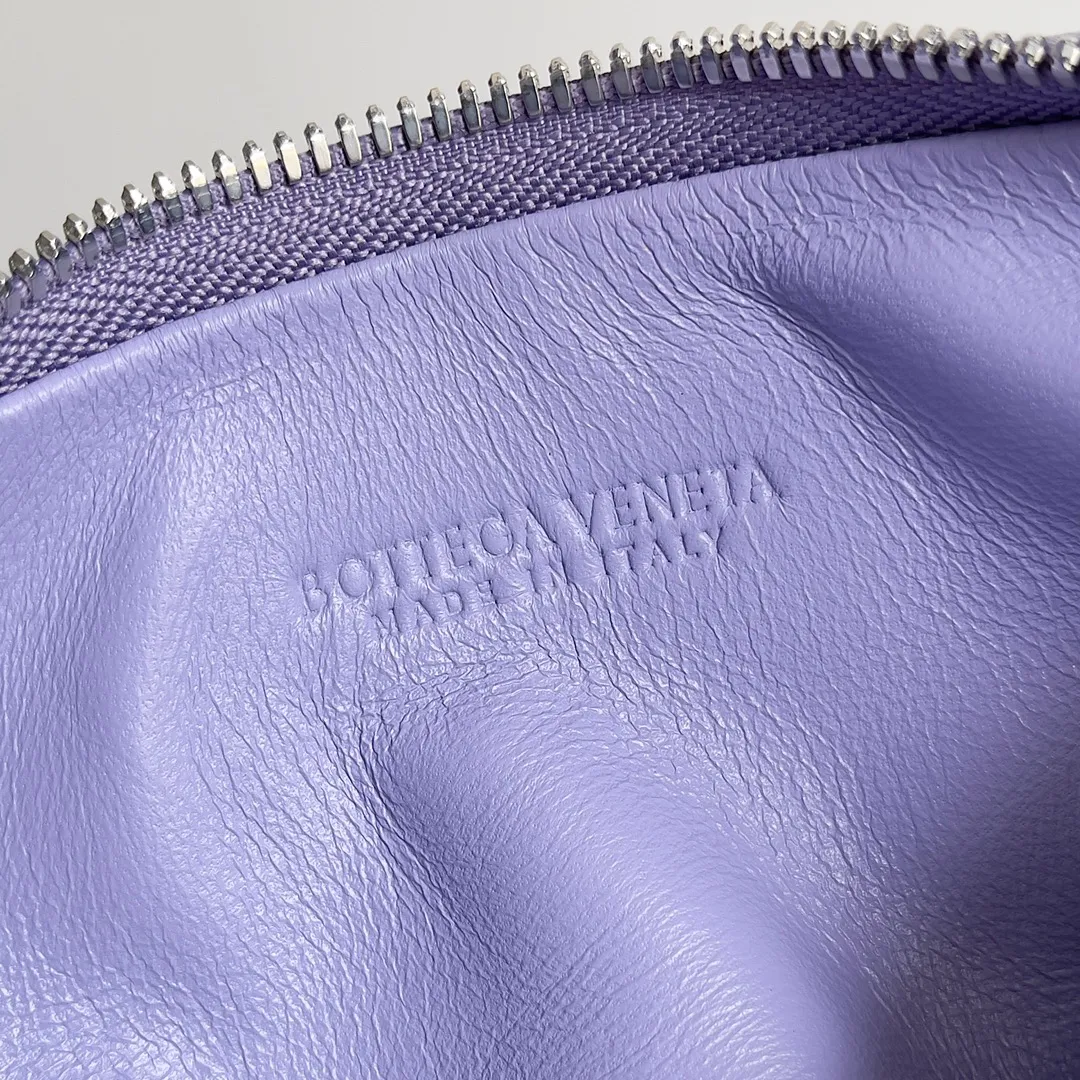 Batch 1120 Bottega veneta͙.——- The latest woven knotted hobo🔥 The top-grade lambskin leather is very soft, the bag shape is unique, practical and durable. It retains the traditional woven elements while being a little more flamboyant ~ Made of hand-woven sheepskin, zipper opening and closing, curved seamless structure, effortless to match. Highly recommended⚠️⚠️⚠️ The most high-end in the market🌈 Welcome to compare [Factory complete package] size: 23x15x5cm.   Model: 651876